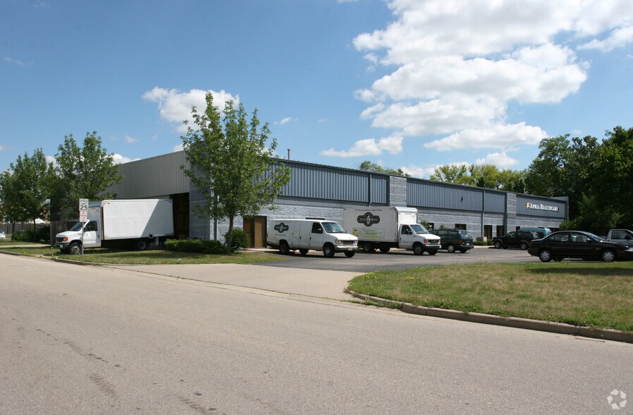 851-859 E Broadway, Monona, WI for lease - Building Photo - Image 1 of 5