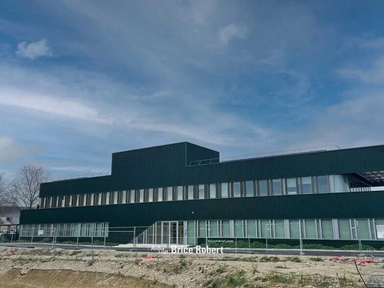 Office in Saint-Maurice-de-Beynost for lease - Building Photo - Image 2 of 13