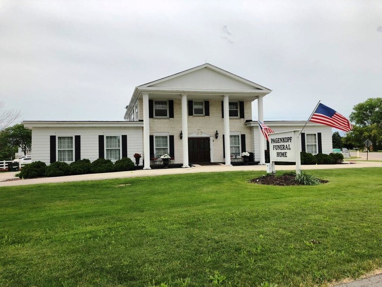 1165 Summit Ave, Oconomowoc, WI 53066