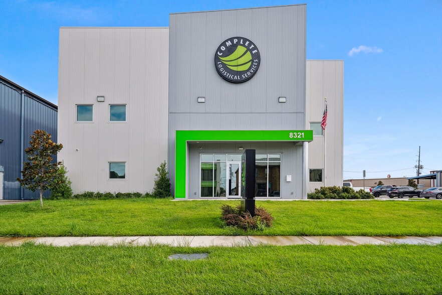 8321 Lafitte Ct, Chalmette, LA for sale - Primary Photo - Image 1 of 9