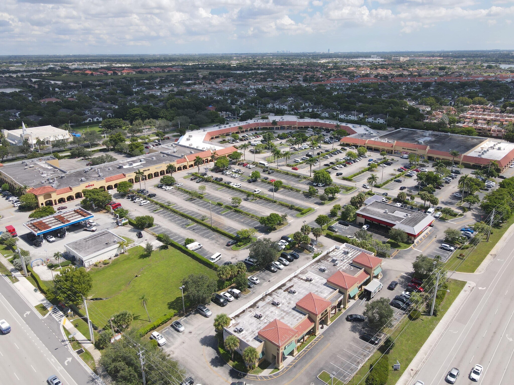 12315-12389 Pembroke Rd, Pembroke Pines, FL for lease Building Photo- Image 1 of 17