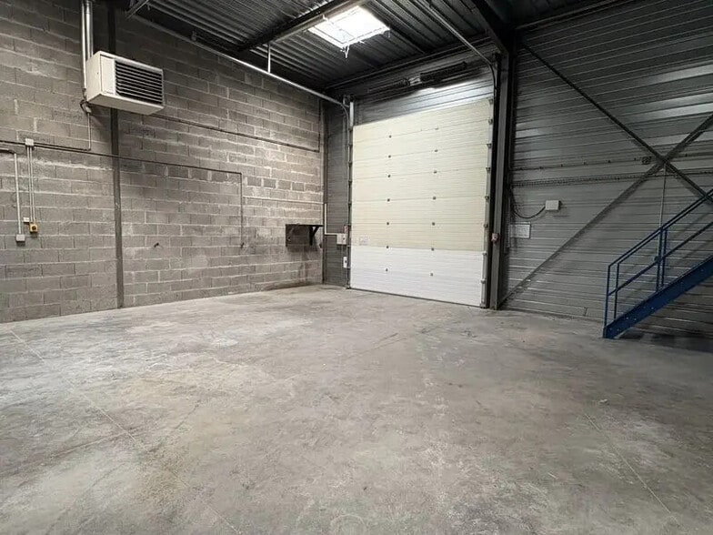 Office in MARCILLY-D'AZERGUES for lease - Interior Photo - Image 2 of 12