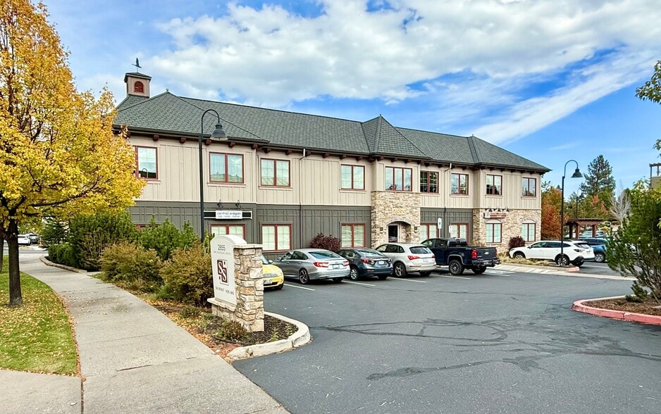 2855 NW Crossing Dr, Bend, OR for lease - Building Photo - Image 2 of 16
