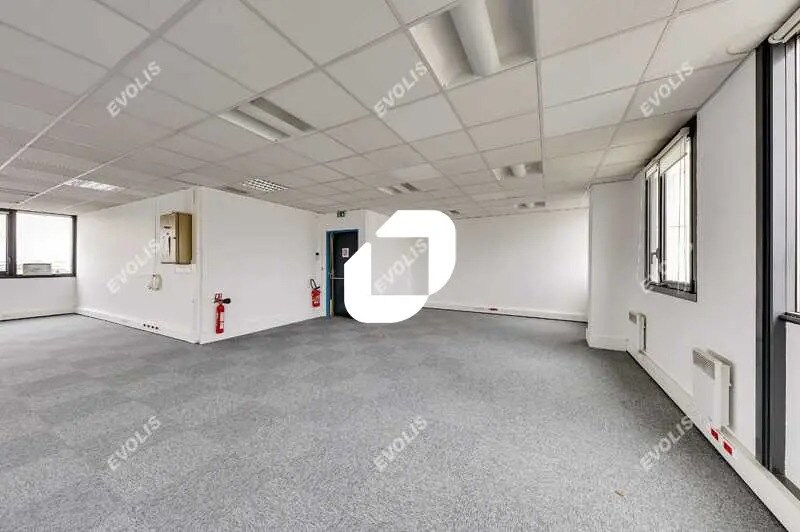 Office in Saint-Denis for lease - Building Photo - Image 3 of 18