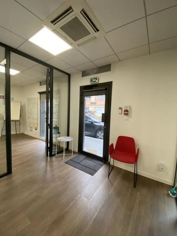 4 Bis Avenue Camille Rousset, Bron for lease Interior Photo- Image 1 of 6