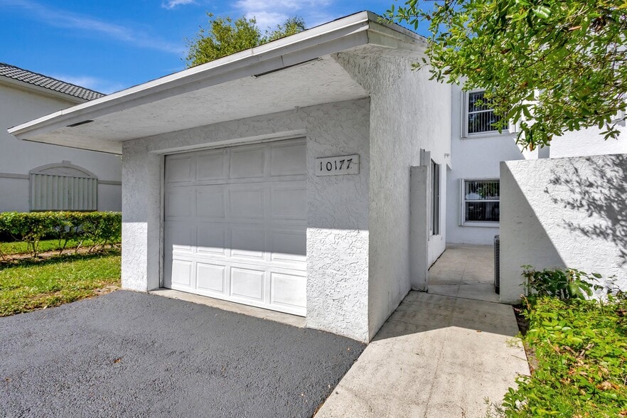 Gardens Trail portfolio of 8 properties for sale on LoopNet.com - Building Photo - Image 3 of 9