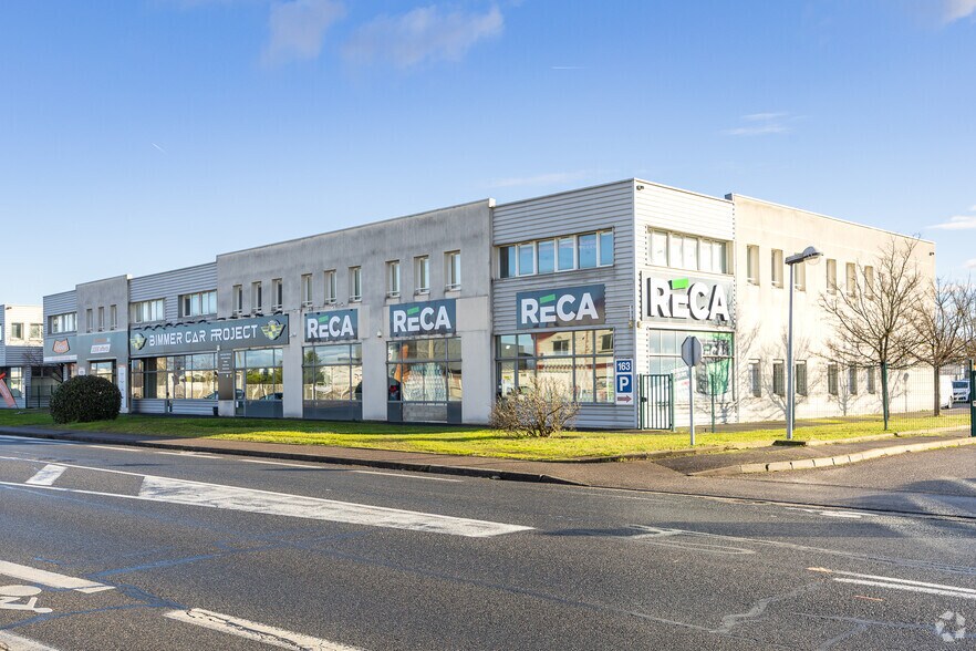 in Décines-Charpieu for sale - Primary Photo - Image 1 of 1