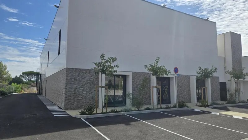 Retail in Cuers for lease Building Photo- Image 1 of 6
