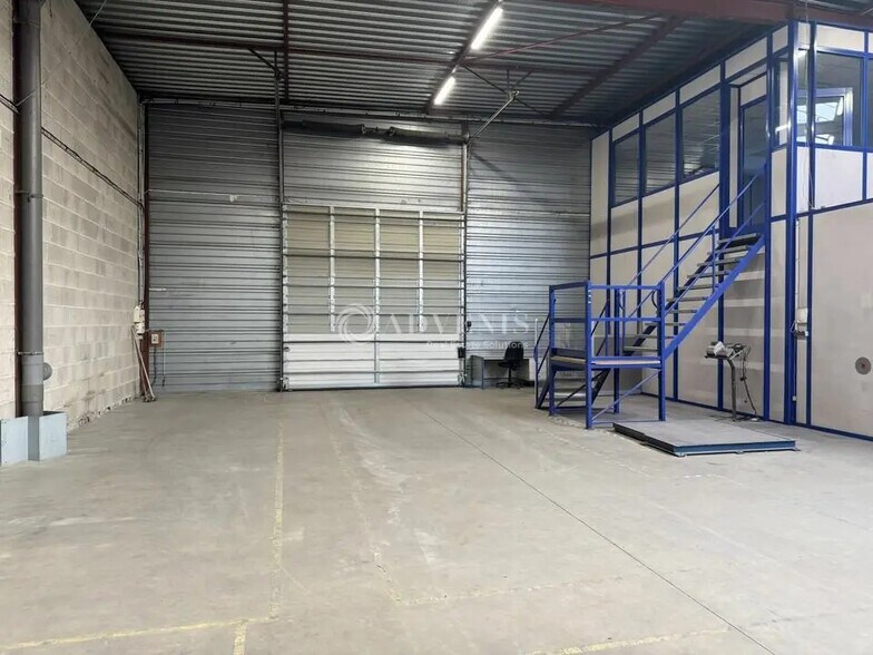 Flex in Saint-Soupplets for lease - Interior Photo - Image 3 of 23