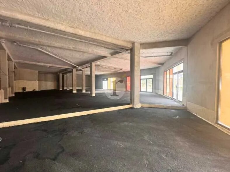 Retail in Wattrelos for lease - Interior Photo - Image 2 of 5