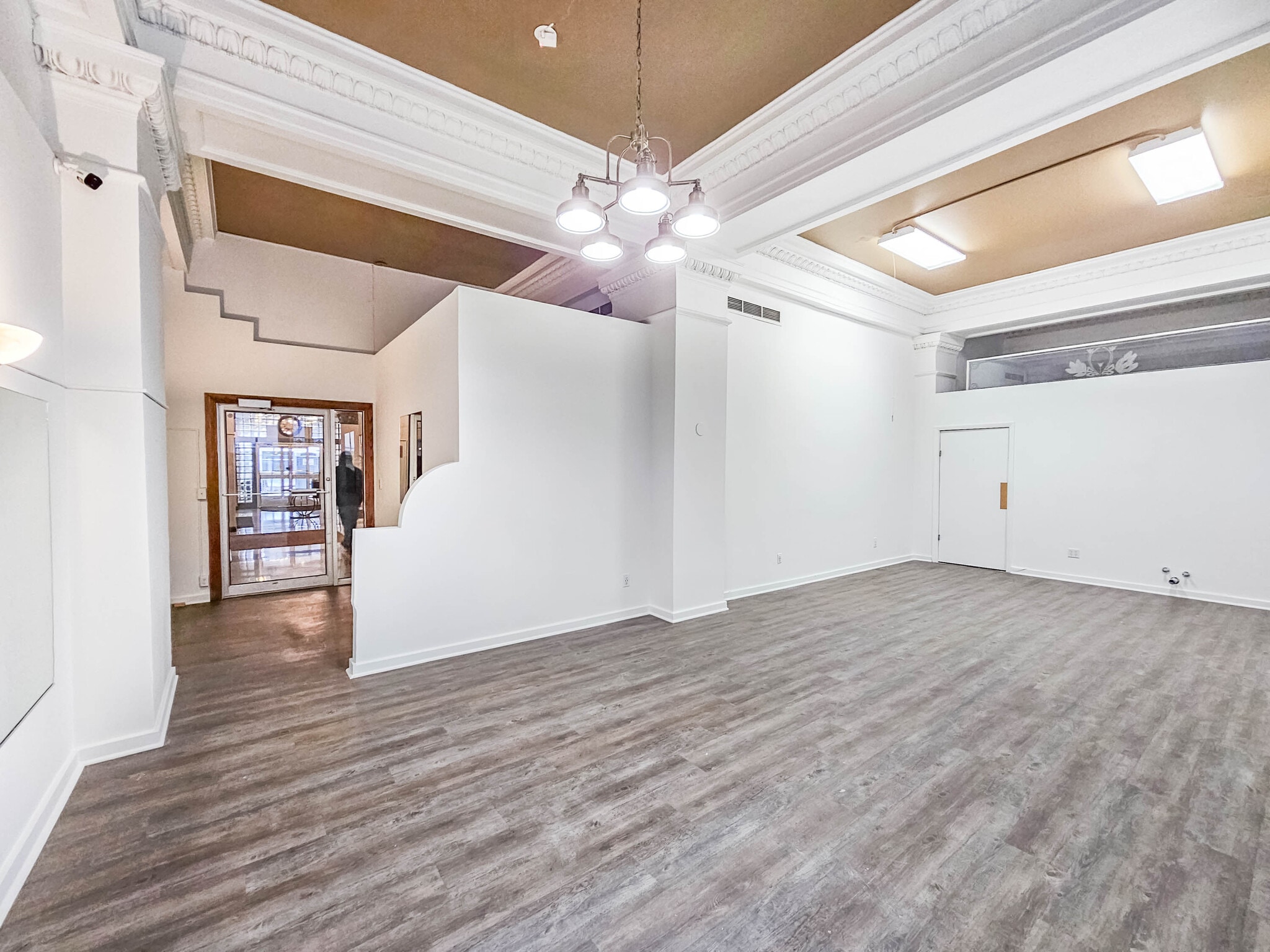1913 Farnam St, Omaha, NE for lease Interior Photo- Image 1 of 7