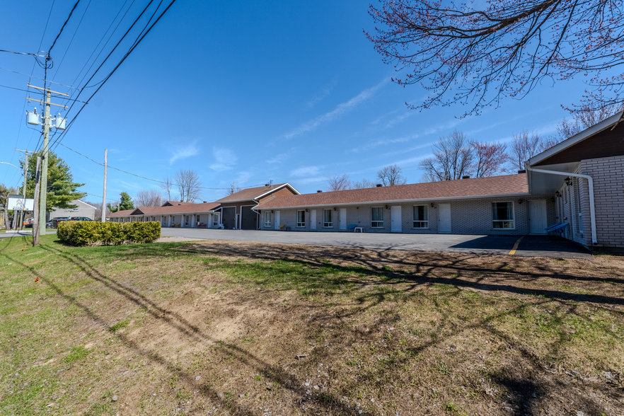 120 Ch du Golf E, St-Charles-Borromée, QC for sale - Building Photo - Image 3 of 14