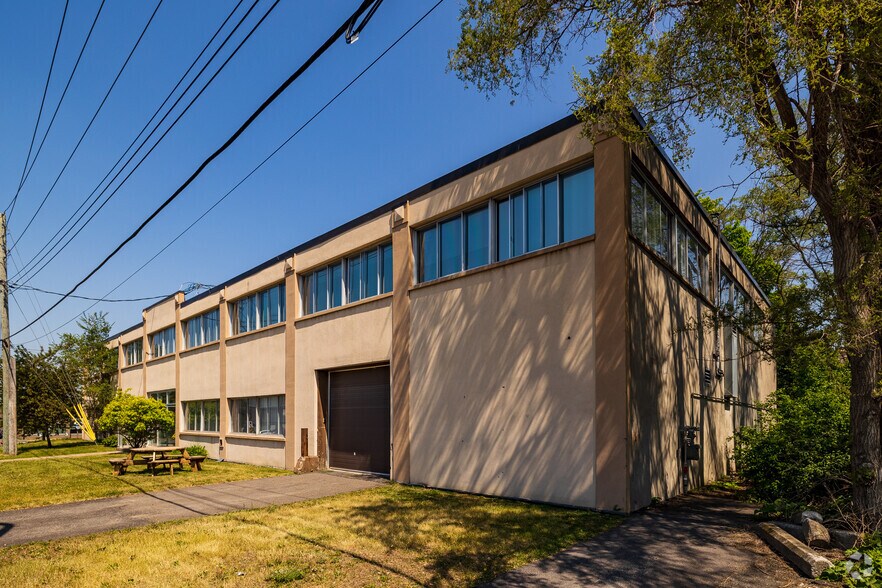 125 Rue Gagnon, Montréal, QC for lease - Building Photo - Image 1 of 5