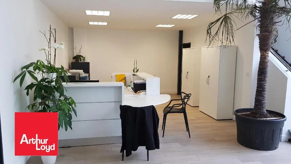 Flex in Chartres for sale - Building Photo - Image 2 of 7