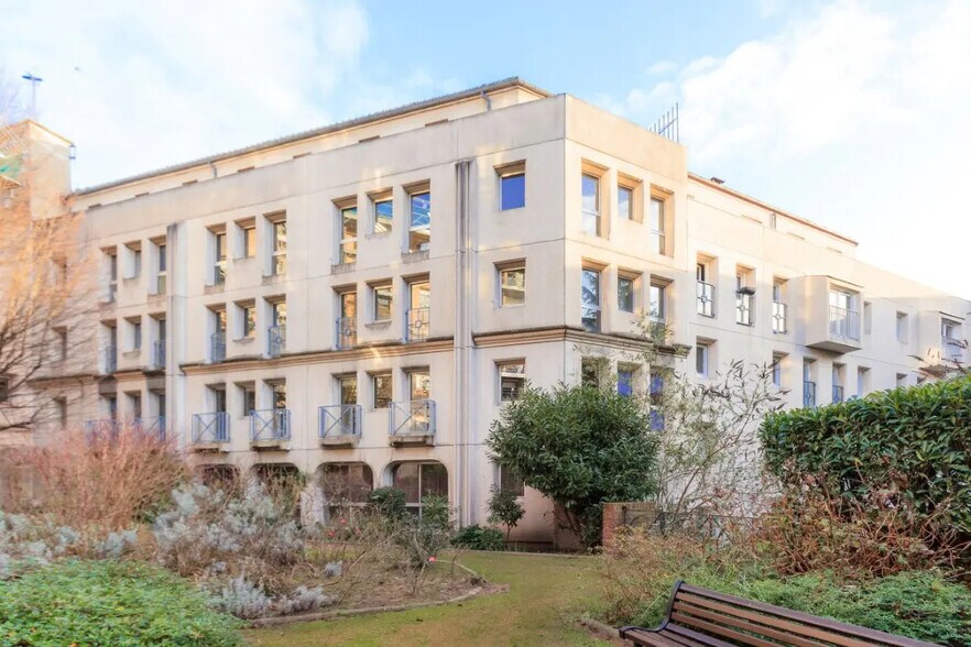 Office in Rouen for lease - Building Photo - Image 1 of 11