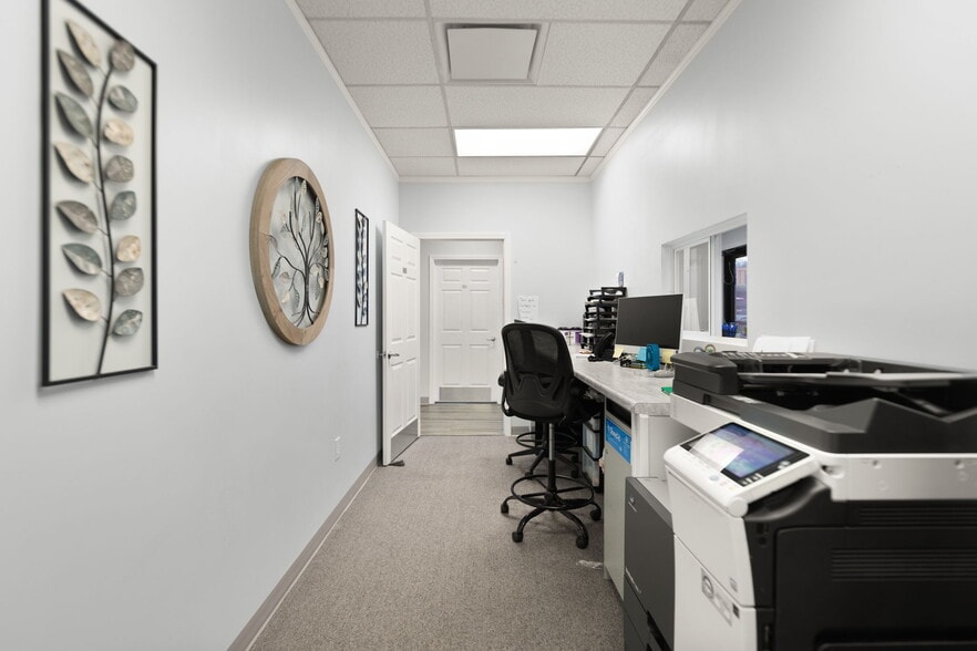 725 S Main St, London, KY for lease - Interior Photo - Image 2 of 67