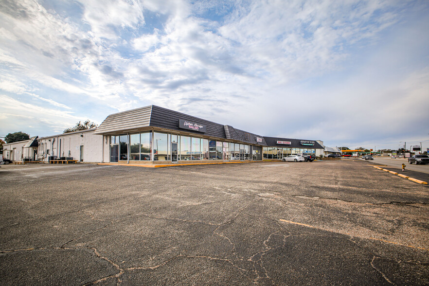 500 Lake Air Dr, Waco, TX for lease - Building Photo - Image 2 of 9