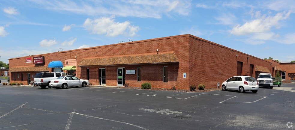 12 Wendy Ct, Greensboro, NC for lease - Building Photo - Image 3 of 14