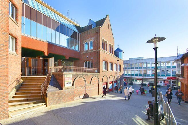 107-111 Peascod St, Windsor for lease - Building Photo - Image 2 of 4