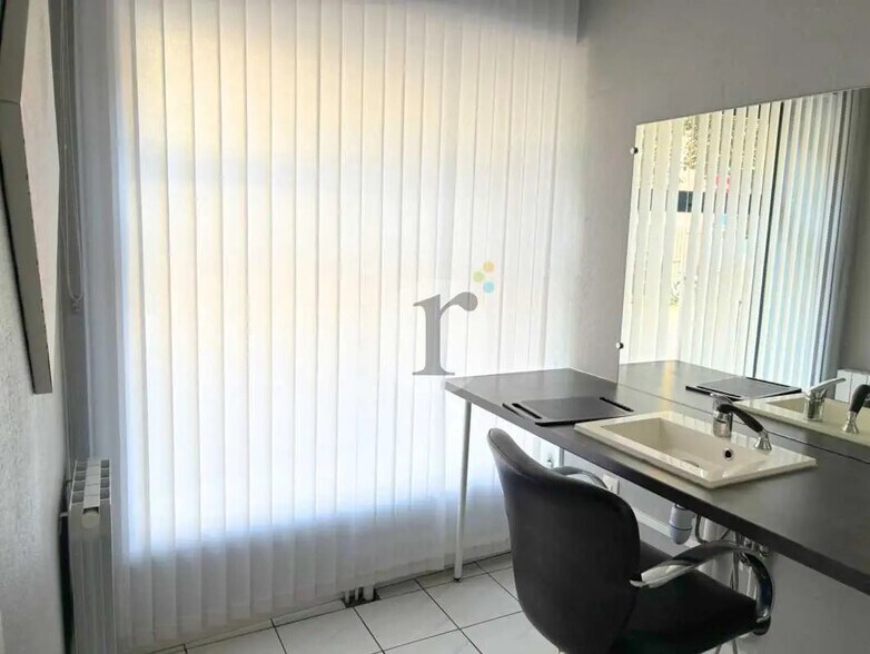 Retail in La Madeleine for lease - Interior Photo - Image 2 of 5