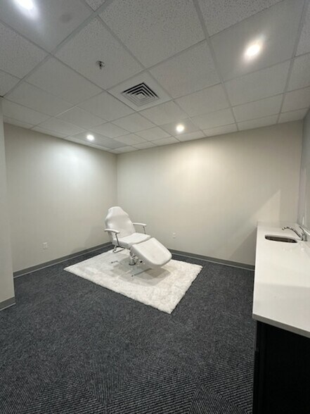 300 Industrial Way, Tiverton, RI for lease - Interior Photo - Image 3 of 15