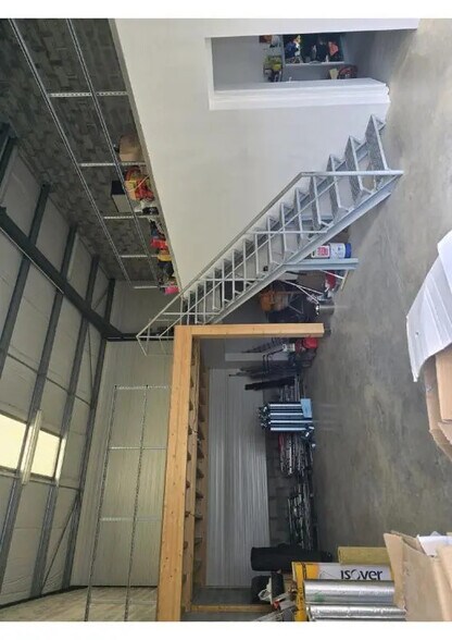 Flex in Eysines for lease - Interior Photo - Image 3 of 4