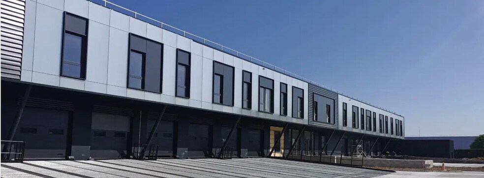 Industrial in Trappes for lease - Building Photo - Image 3 of 4