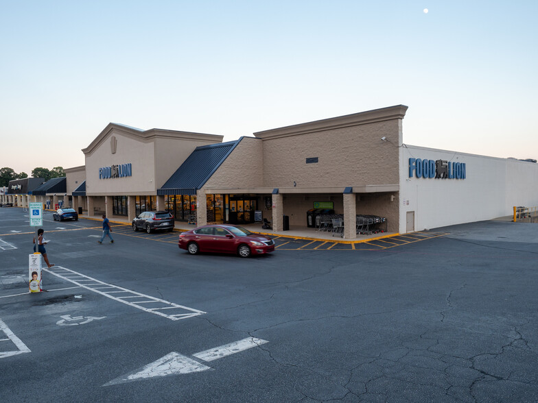 4639-4653 W Market St, Greensboro, NC for lease - Building Photo - Image 1 of 10