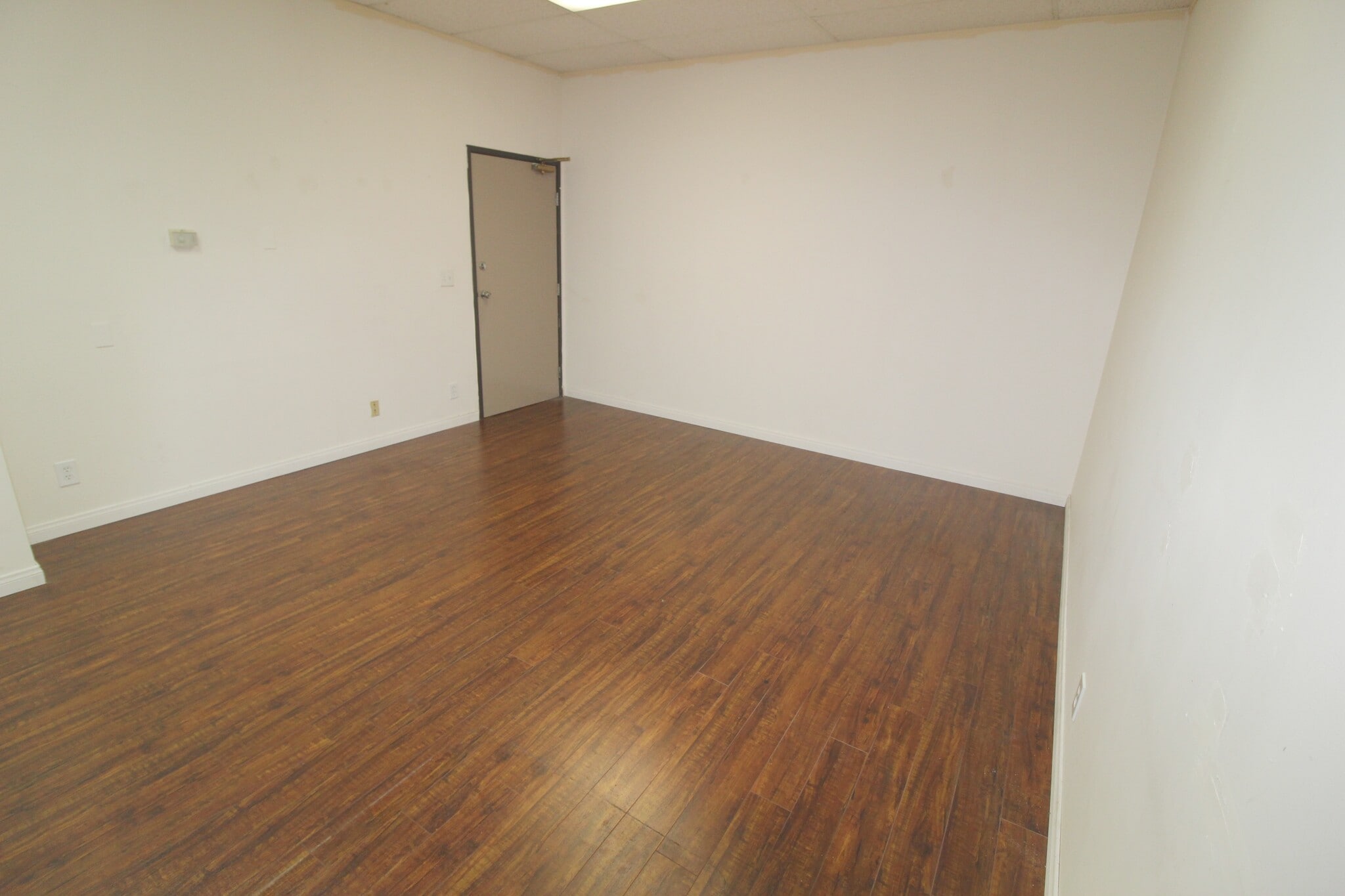 3857 Foothill Blvd, La Crescenta, CA for lease Interior Photo- Image 1 of 3