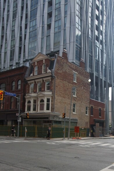 1 Yorkville Av, Toronto, ON for sale - Building Photo - Image 2 of 6