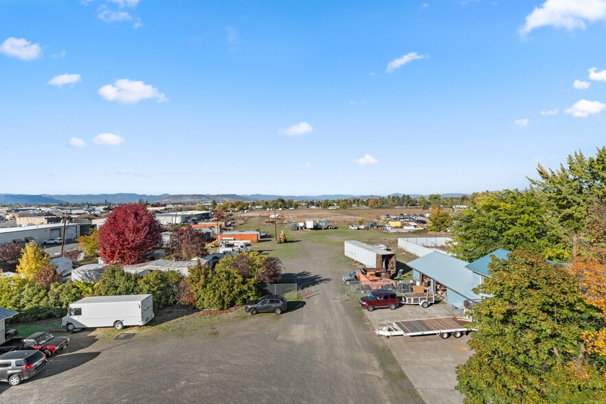 579 E Vilas Rd, Medford, OR for sale - Aerial - Image 3 of 19