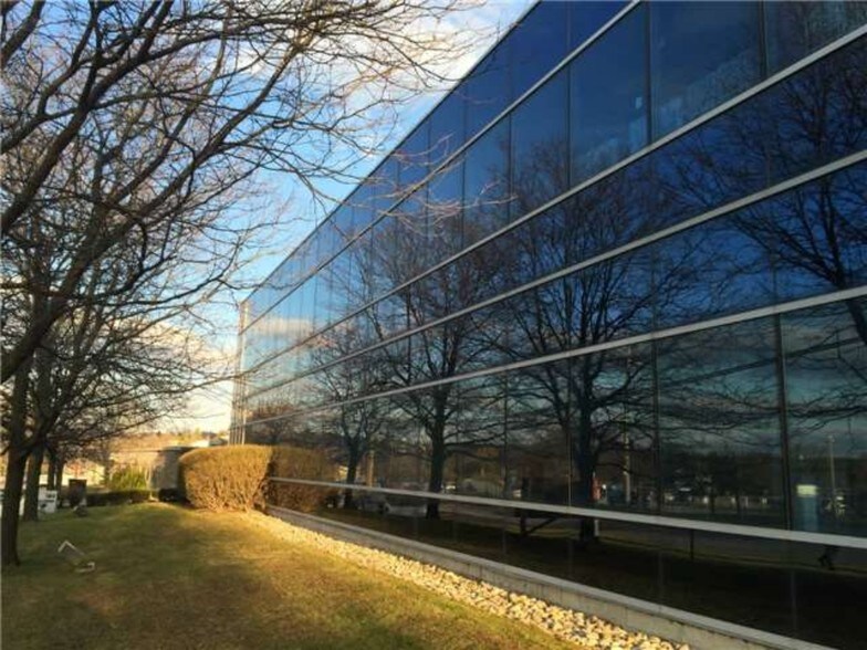 72-184 Railside Rd, Toronto, ON for sale - Building Photo - Image 1 of 1