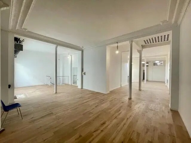 Retail in Paris for lease Interior Photo- Image 1 of 9