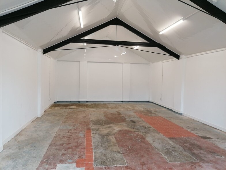 Farnham Road, Farnham for lease - Interior Photo - Image 3 of 4