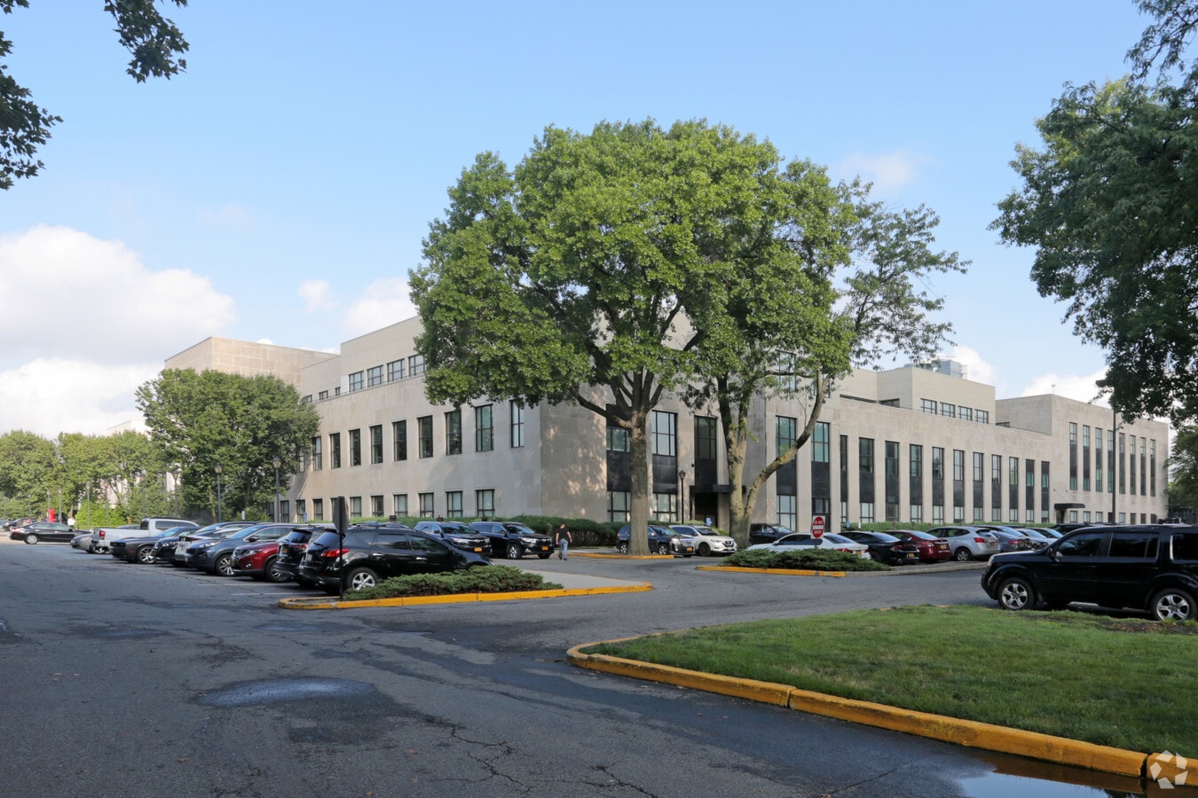 7520 Astoria Blvd, East Elmhurst, NY 11370