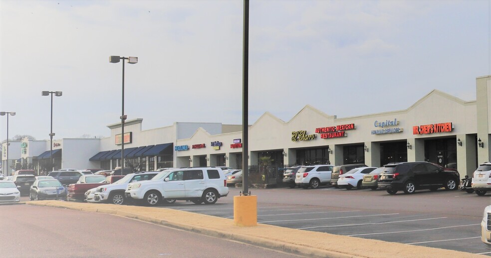 100-126 Northwest Plaza Dr, Senatobia, MS for lease - Building Photo - Image 1 of 21