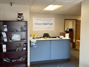 407-409 Devonshire Dr, Champaign, IL for lease Interior Photo- Image 1 of 8