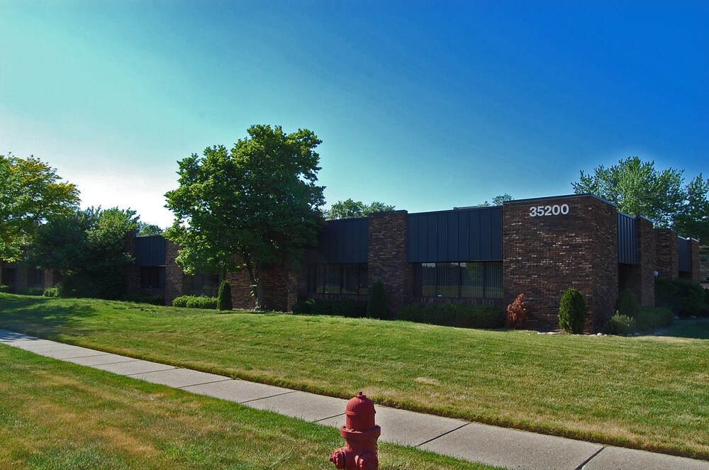 35200 Schoolcraft Rd, Livonia, MI 48150 Metro Professional Center