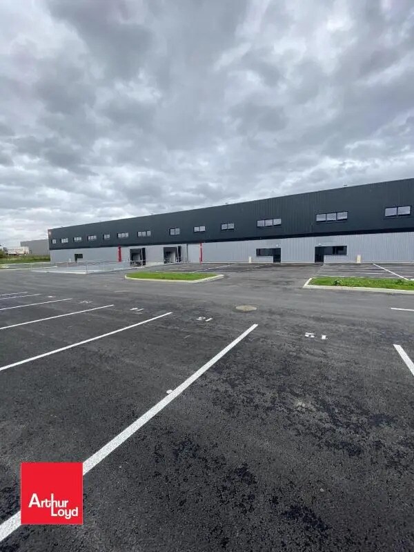 Flex in Chartres for lease Building Photo- Image 1 of 6