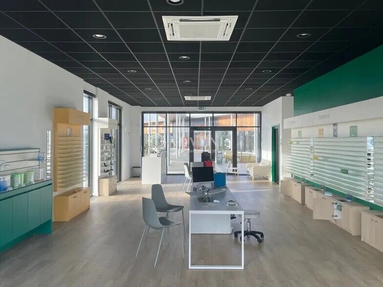 Retail in Biganos for lease - Interior Photo - Image 2 of 8