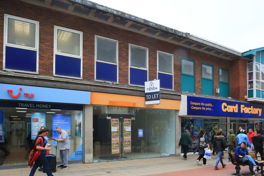 20 The Martletts, Crawley for sale - Primary Photo - Image 1 of 1