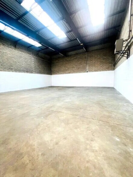 Flex in Élancourt for lease - Interior Photo - Image 3 of 10