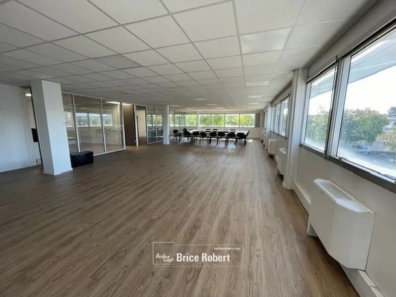 Office in Bron for lease - Interior Photo - Image 1 of 5