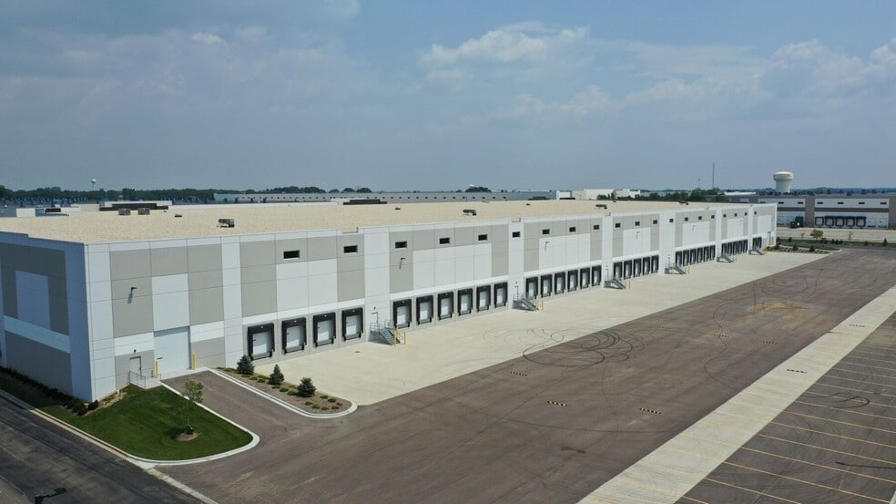 701 Bilter Rd, Aurora, IL for lease - Building Photo - Image 2 of 5