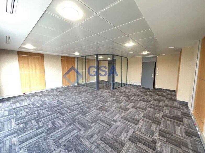 Office in Lieusaint for lease - Building Photo - Image 2 of 6