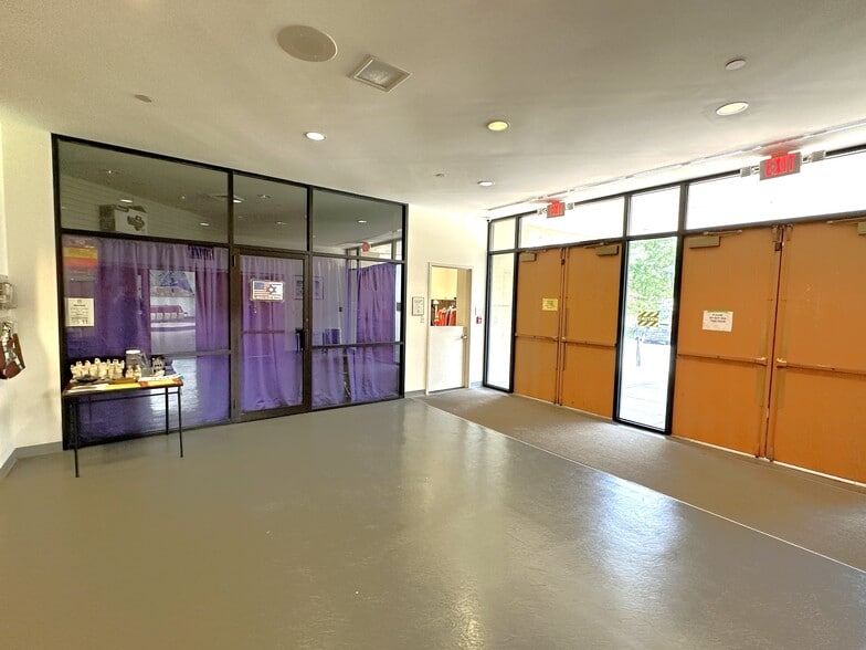 9915 Apple Ridge Rd, Gaithersburg, MD for sale - Interior Photo - Image 3 of 62