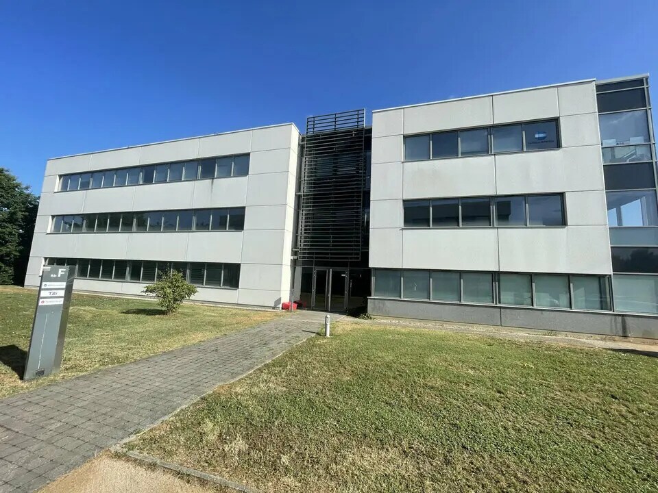 Office in Dardilly for lease Building Photo- Image 1 of 12