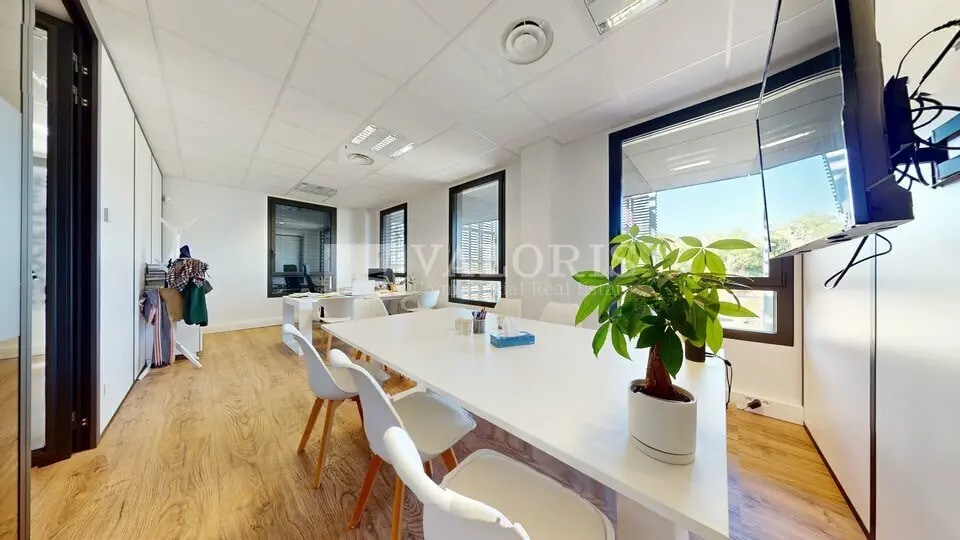 Office in Limonest for sale Interior Photo- Image 1 of 14