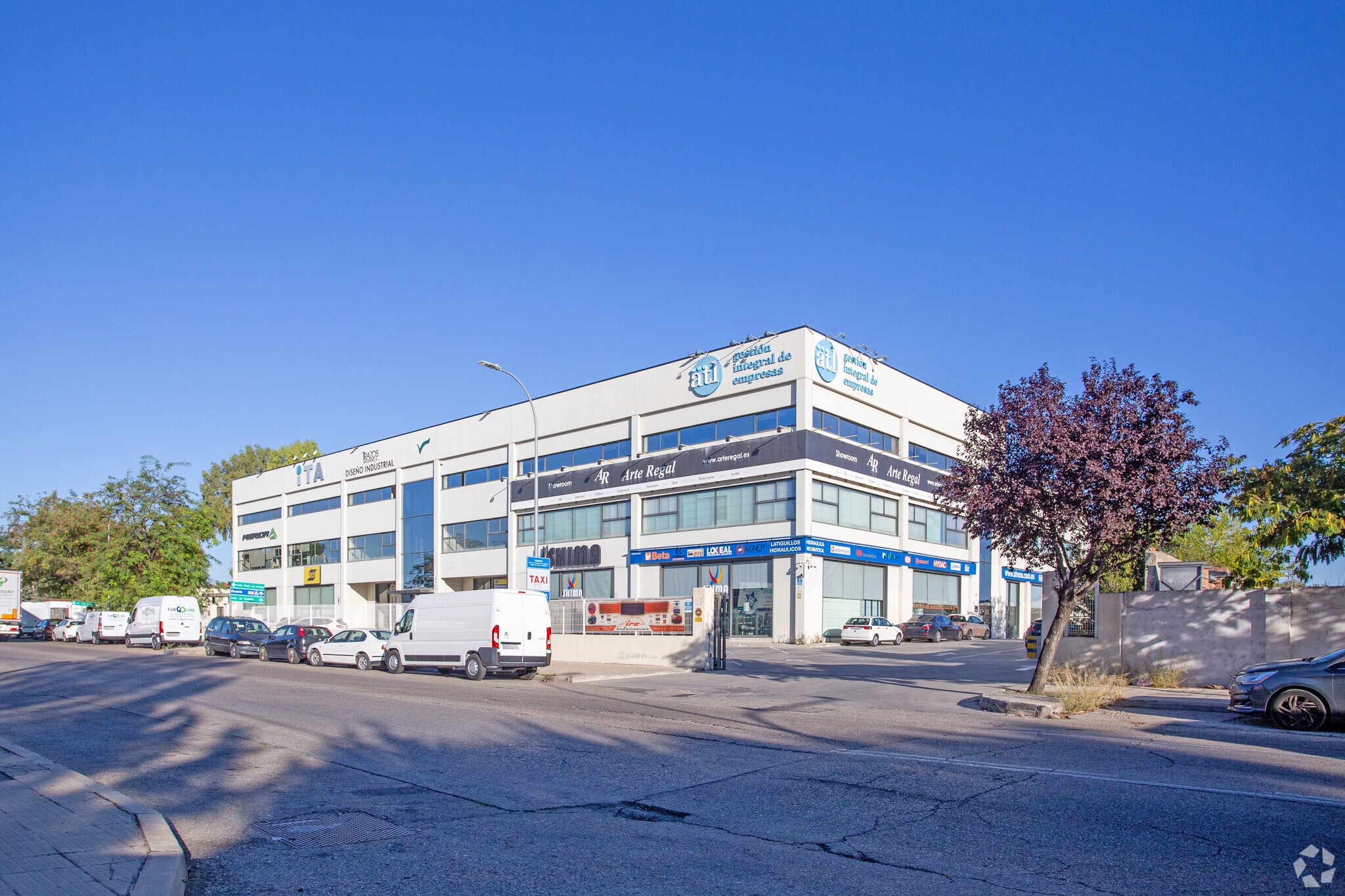 Industrial in San Fernando de Henares, Madrid for sale Primary Photo- Image 1 of 5