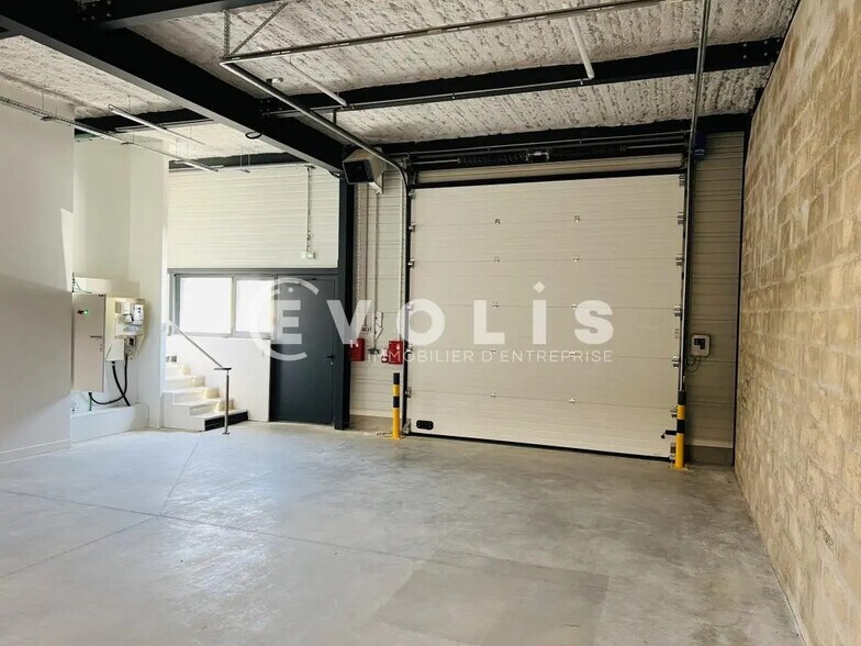 Flex in Lieusaint for lease - Interior Photo - Image 2 of 6